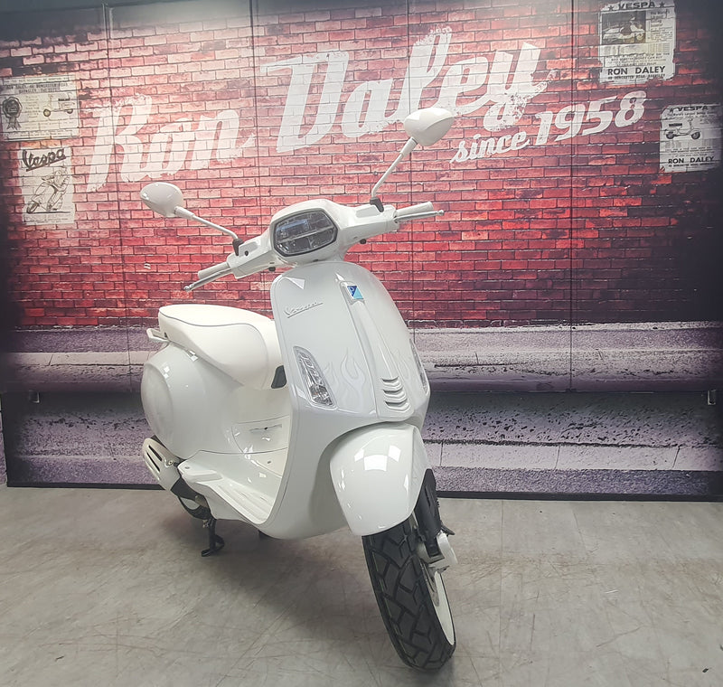 Vespa Sprint 125   White 2025  Full UK Delivery Available.