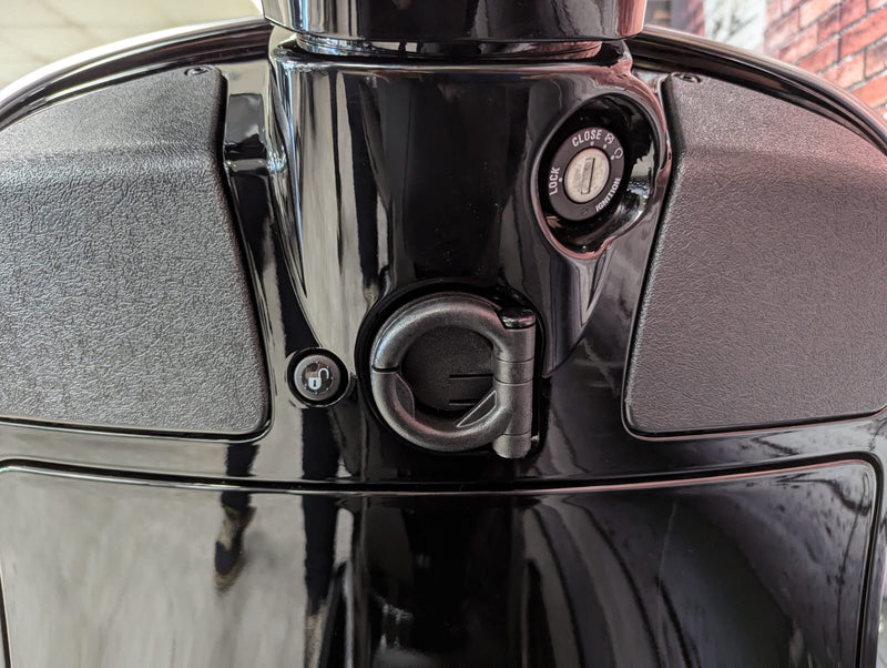 Vespa GTS125 Super in Black 2023 Model