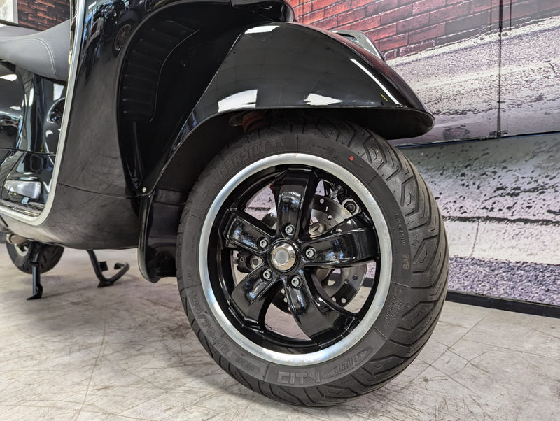 Vespa GTS125 Super in Black 2023 Model