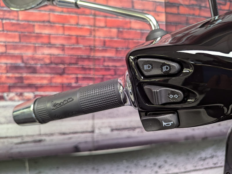 Vespa GTS125 Super in Black 2023 Model