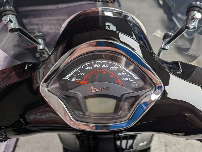 Vespa GTS125 Super in Black 2023 Model