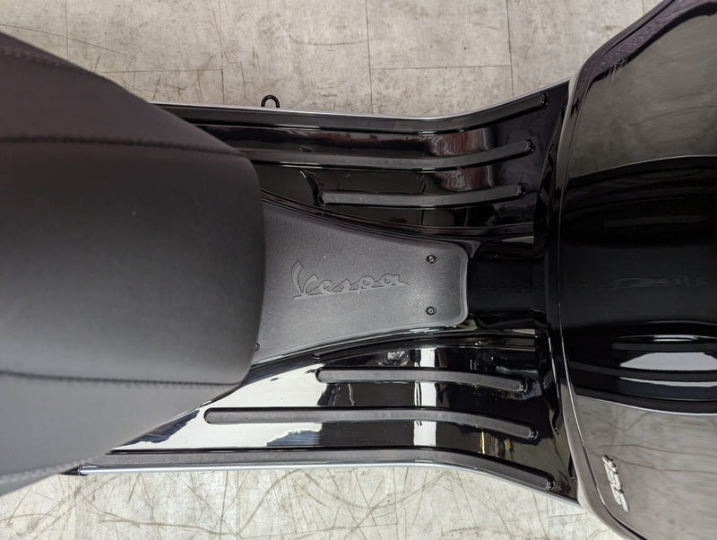 Vespa GTS125 Super in Black 2023 Model